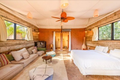 Miniature Location salle Marrakech (Province de Marrakech) - The Source #104 Reflet d'arbres et d'un bâtiment dans un bassin calme sous un ciel bleu dégagé.