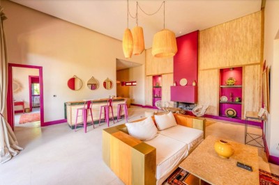 Miniature Location salle Marrakech (Province de Marrakech) - The Source #107 Reflet d'arbres et d'un bâtiment dans un bassin calme sous un ciel bleu dégagé.