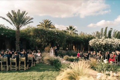Miniature Location salle Marrakech (Province de Marrakech) - The Source #109 Reflet d'arbres et d'un bâtiment dans un bassin calme sous un ciel bleu dégagé.
