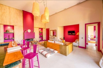 Miniature Location salle Marrakech (Province de Marrakech) - The Source #110 Reflet d'arbres et d'un bâtiment dans un bassin calme sous un ciel bleu dégagé.