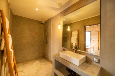 Miniature Location salle Marrakech (Province de Marrakech) - The Source #112 Reflet d'arbres et d'un bâtiment dans un bassin calme sous un ciel bleu dégagé.