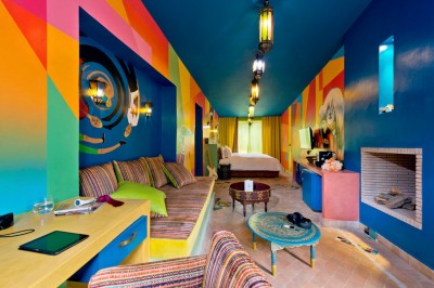 Miniature Location salle Marrakech (Province de Marrakech) - The Source #114 Reflet d'arbres et d'un bâtiment dans un bassin calme sous un ciel bleu dégagé.