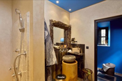 Miniature Location salle Marrakech (Province de Marrakech) - The Source #115 Reflet d'arbres et d'un bâtiment dans un bassin calme sous un ciel bleu dégagé.