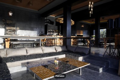 Miniature Location salle Marrakech (Province de Marrakech) - The Source #121 Reflet d'arbres et d'un bâtiment dans un bassin calme sous un ciel bleu dégagé.