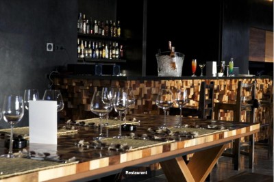 Miniature Location salle Marrakech (Province de Marrakech) - The Source #122 Reflet d'arbres et d'un bâtiment dans un bassin calme sous un ciel bleu dégagé.