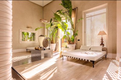 Miniature Location salle Marrakech (Province de Marrakech) - The Source #123 Reflet d'arbres et d'un bâtiment dans un bassin calme sous un ciel bleu dégagé.