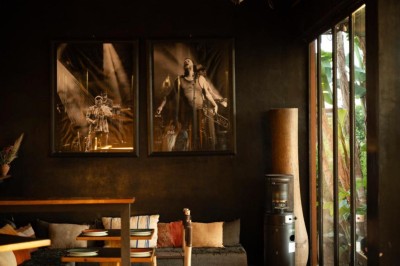 Miniature Location salle Marrakech (Province de Marrakech) - The Source #124 Reflet d'arbres et d'un bâtiment dans un bassin calme sous un ciel bleu dégagé.