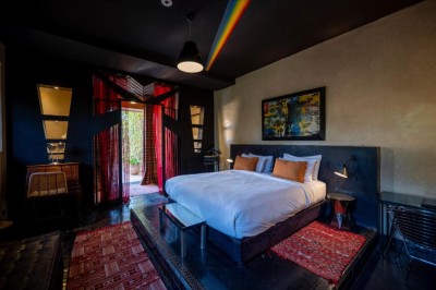 Miniature Location salle Marrakech (Province de Marrakech) - The Source #125 Reflet d'arbres et d'un bâtiment dans un bassin calme sous un ciel bleu dégagé.