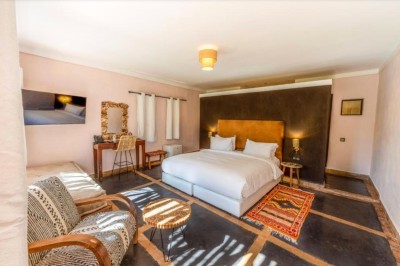 Miniature Location salle Marrakech (Province de Marrakech) - The Source #129 Reflet d'arbres et d'un bâtiment dans un bassin calme sous un ciel bleu dégagé.