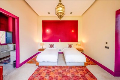 Miniature Location salle Marrakech (Province de Marrakech) - The Source #130 Reflet d'arbres et d'un bâtiment dans un bassin calme sous un ciel bleu dégagé.