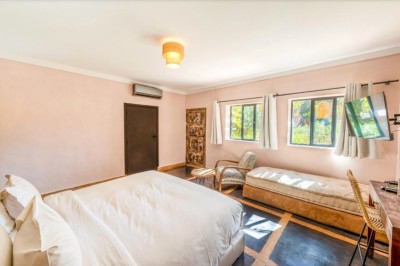 Miniature Location salle Marrakech (Province de Marrakech) - The Source #132 Reflet d'arbres et d'un bâtiment dans un bassin calme sous un ciel bleu dégagé.