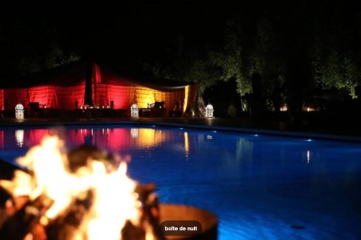 Miniature Location salle Marrakech (Province de Marrakech) - The Source #137 Reflet d'arbres et d'un bâtiment dans un bassin calme sous un ciel bleu dégagé.