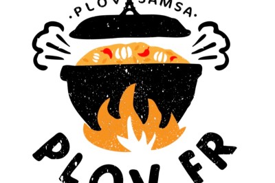 Un homme cuisine de grandes pièces de viande dans une marmite fumante en extérieur, portant un tablier et des gants.