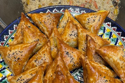 Écran de caisse avec tablette affichant un logo, et un autocollant attestant d'un niveau d'hygiène très satisfaisant.