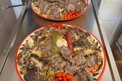 Écran de caisse avec tablette affichant un logo, et un autocollant attestant d'un niveau d'hygiène très satisfaisant.