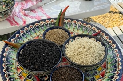 Écran de caisse avec tablette affichant un logo, et un autocollant attestant d'un niveau d'hygiène très satisfaisant.