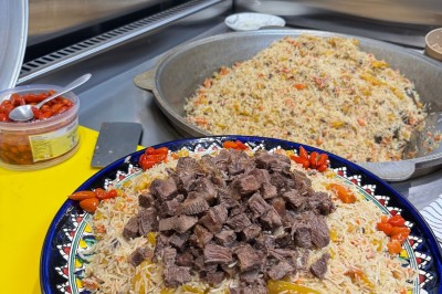 Écran de caisse avec tablette affichant un logo, et un autocollant attestant d'un niveau d'hygiène très satisfaisant.