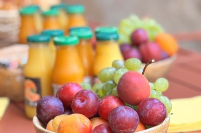 Une femme travaille sur un ordinateur dans un bureau moderne avec un mur décoré de motifs végétaux.