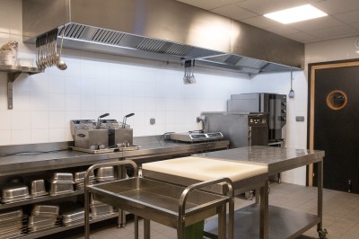 Miniature Location salle Marines (Val-d'Oise) - Stand Ing Events #5 Salle moderne avec tables hautes, éclairage tamisé, et mur décoré d'une scène urbaine nocturne avec un bistrot.