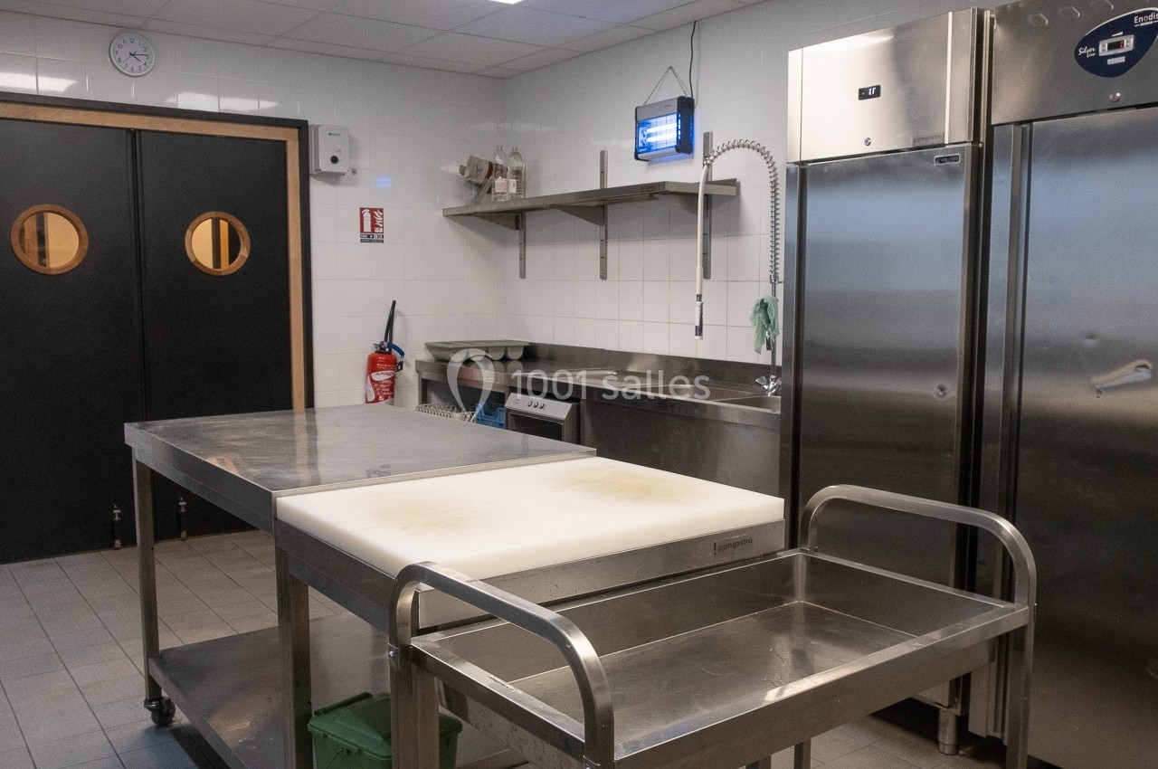 Location salle Marines (Val-d'Oise) - Stand Ing Events #6 Cuisine professionnelle avec plan de travail en inox, réfrigérateurs, évier et équipement de rangement.