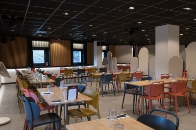 Miniature Location salle Marines (Val-d'Oise) - Stand Ing Events #9 Salle moderne avec tables hautes, éclairage tamisé, et mur décoré d'une scène urbaine nocturne avec un bistrot.