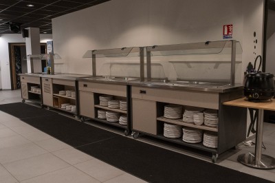 Miniature Location salle Marines (Val-d'Oise) - Stand Ing Events #11 Salle moderne avec tables hautes, éclairage tamisé, et mur décoré d'une scène urbaine nocturne avec un bistrot.