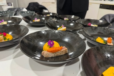 Assiette gastronomique avec foie gras, asperges, pain brioché et garnitures colorées, dressée pour un service en série.