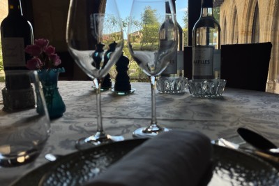 Assiette gastronomique avec foie gras, asperges, pain brioché et garnitures colorées, dressée pour un service en série.