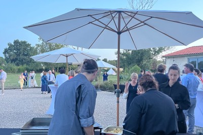 Assiette gastronomique avec foie gras, asperges, pain brioché et garnitures colorées, dressée pour un service en série.