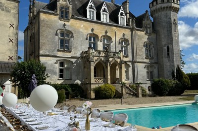 Assiette gastronomique avec foie gras, asperges, pain brioché et garnitures colorées, dressée pour un service en série.