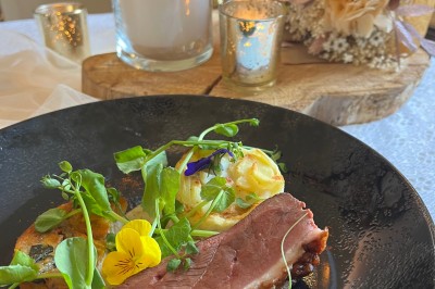 Assiette gastronomique avec foie gras, asperges, pain brioché et garnitures colorées, dressée pour un service en série.