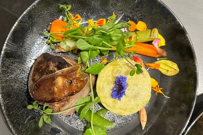 Assiette gastronomique avec foie gras, asperges, pain brioché et garnitures colorées, dressée pour un service en série.