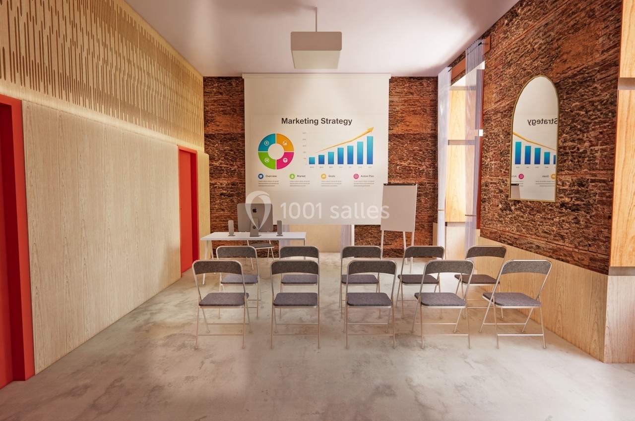 Salle de réunion avec des chaises alignées face à un écran affichant un graphique de stratégie marketing.