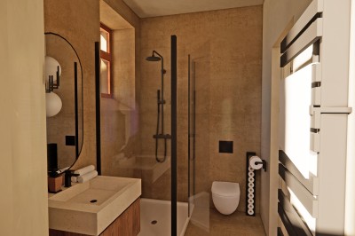 Vue aérienne d'un château en briques rouges entouré de pelouses bien entretenues et d'arbres.