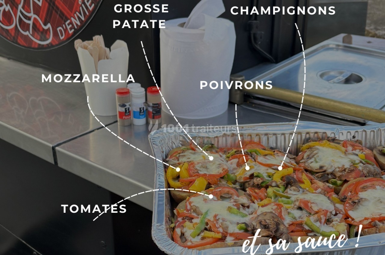 Plat de légumes grillés avec tomates, poivrons, champignons, mozzarella fondue et pommes de terre, présenté dans un plat en…