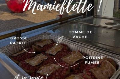 File d'attente devant un food truck avec des clients commandant et un cuisinier préparant des plats.