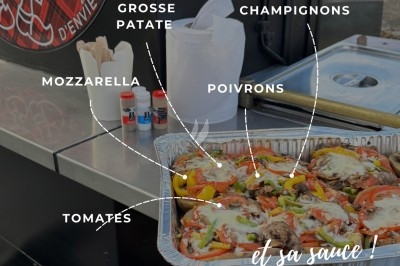 File d'attente devant un food truck avec des clients commandant et un cuisinier préparant des plats.