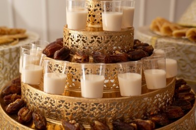 Plateau de petits fours variés disposés sur des présentoirs lors d'un buffet.