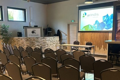 Des invités se servent des amuse-bouches sur des plateaux tenus par une serveuse lors d'un événement convivial.