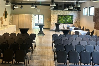 Des invités se servent des amuse-bouches sur des plateaux tenus par une serveuse lors d'un événement convivial.