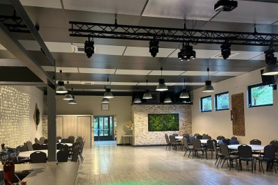 Des invités se servent des amuse-bouches sur des plateaux tenus par une serveuse lors d'un événement convivial.