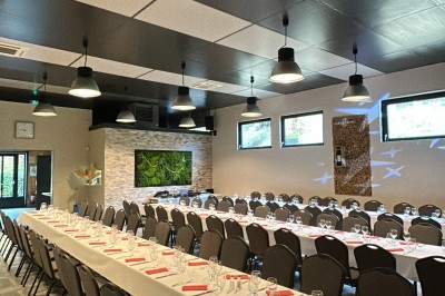 Des invités se servent des amuse-bouches sur des plateaux tenus par une serveuse lors d'un événement convivial.