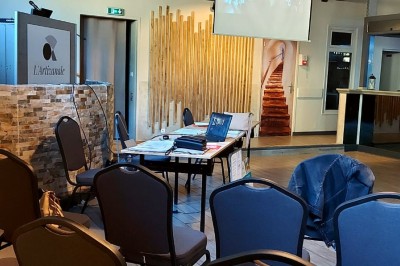 Des invités se servent des amuse-bouches sur des plateaux tenus par une serveuse lors d'un événement convivial.