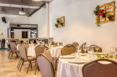 Miniature Location salle Pont-Évêque (Isère) - L'Artizanale #20 Bâtiment avec toit en tuiles, façade blanche, enseigne visible et espace extérieur aménagé avec végétation.