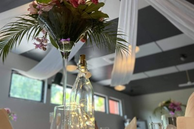 Miniature Location salle Pont-Évêque (Isère) - L'Artizanale #19 Bâtiment avec toit en tuiles, façade blanche, enseigne visible et espace extérieur aménagé avec végétation.