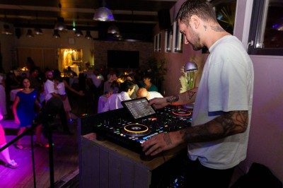 Miniature Location salle Pont-Évêque (Isère) - L'Artizanale #13 Bâtiment avec toit en tuiles, façade blanche, enseigne visible et espace extérieur aménagé avec végétation.