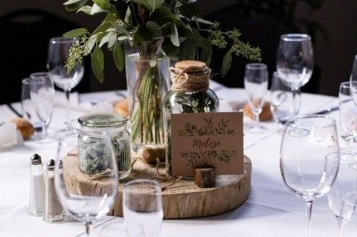 Miniature Location salle Pont-Évêque (Isère) - L'Artizanale #24 Bâtiment avec toit en tuiles, façade blanche, enseigne visible et espace extérieur aménagé avec végétation.