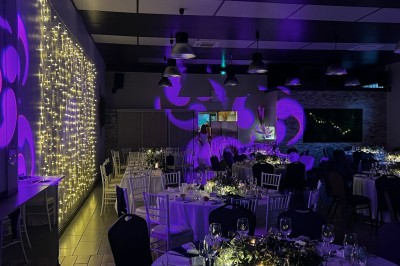 Miniature Location salle Pont-Évêque (Isère) - L'Artizanale #15 Bâtiment avec toit en tuiles, façade blanche, enseigne visible et espace extérieur aménagé avec végétation.