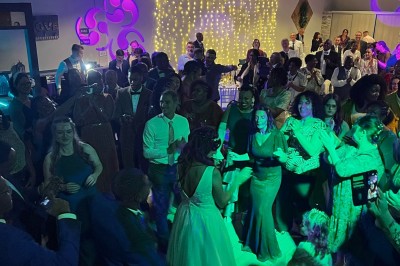 Miniature Location salle Pont-Évêque (Isère) - L'Artizanale #14 Bâtiment avec toit en tuiles, façade blanche, enseigne visible et espace extérieur aménagé avec végétation.