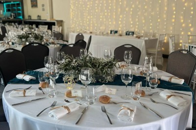 Miniature Location salle Pont-Évêque (Isère) - L'Artizanale #27 Bâtiment avec toit en tuiles, façade blanche, enseigne visible et espace extérieur aménagé avec végétation.